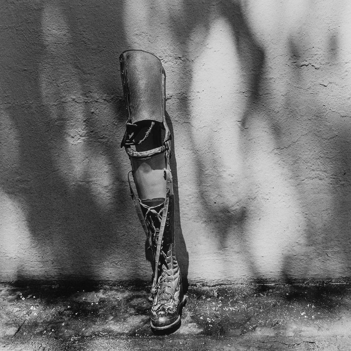 Prosthetic leg against a textured wall